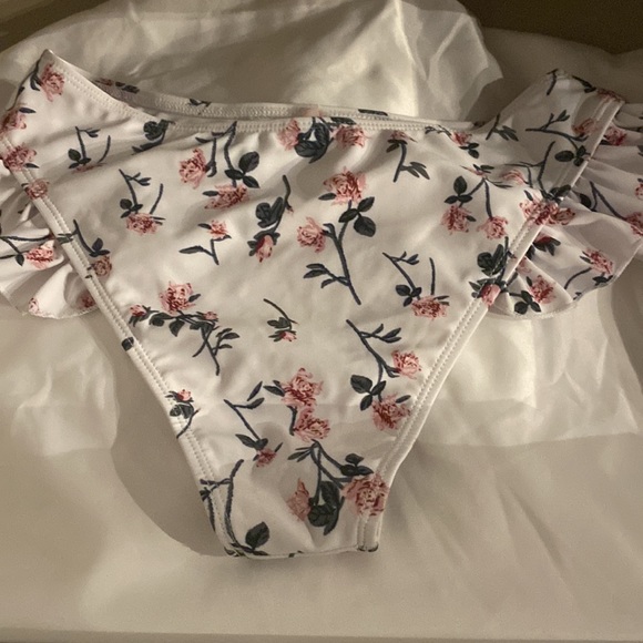 Another bathing suits this time for teens and adults too! It’s pretty small🫶🏽 - Picture 4 of 4